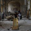 Bei einem Raketenangriff wurde die Verklärungskirche in Odessa schwer beschädigt. Menschen helfen nun bei den Aufräumarbeiten. 
