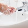 Nicht nur sauber, sondern rein: Deshalb beim Händewaschen auch an die Fingerspitzen und -zwischenräume denken.