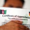 Ein geflüchteter Mann, der als afghanische Ortskraft tätig war, zeigt ein Zertifikat, das nach seinen eigenen Angaben die Zusammenarbeit mit der Bundeswehr in Afghanistan würdigt.