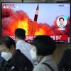 Menschen im im Seouler Bahnhof sehe ein Fernsehbild des nordkoreanischen Raketenstarts.