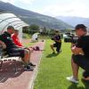 Ein Wochenende im FCA-Trainingslager hatten die Fans Günter Ruch (auf der Bank rechts, daneben Präsident Klaus Hofmann) ...