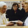 Die im Landkreis Augsburg lebende Autorin Martha Schad (rechts) begegnete Josef Ratzinger während seiner Zeit als Papst Benedikt XVI. auf dem Petersplatz in Rom. 
