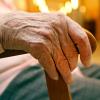 Eine 80 Jahre alte Frau ist in einem Augsburger Seniorenheim bestohlen worden. Der Täter nutzte ihre Hilfsbereitschaft aus.