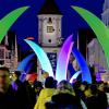 Die Leuchtpylonen haben Dillingen in ein besonderes Licht getaucht. Tausende von Besuchern genossen am Freitagabend wieder das Flair der Dillinger Nacht. Das Foto entstand in der Königstraße mit dem Mitteltorturm im Hintergrund.  	