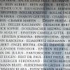 Im Augsburger Rathaus gibt es eine Gedenkstätte für die Opfer des Holocaust - die Namen stehen auf Glasscheiben.