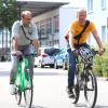 Normalerweise ist Stephan Schwarz (im Bild rechts) nie ohne Helm mit dem Fahrrad unterwegs. Für unser Foto hat er den Schutz abgenommen. 	