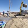 Bauleiter Josef Schäffler spricht mit einem Mitarbeiter auf der Baustelle in Weil.