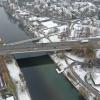Wie breit wird der Neubau der Adenauerbrücke? 	