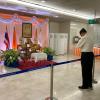 Im King Chulalongkorn Memorial Hospital in Bangkok betet ein Mann für Prinzessin Bajrakitiyabha.