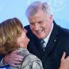 Der bayerische Ministerpräsident und CSU-Vorsitzende Horst Seehofer umarmt nach der Bekanntgabe der ersten Hochrechnungen zur Landtagswahl seine Frau Karin.