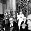 Endlich in Augsburg! Als Papst Johannes Paul II. und Bischof Josef Stimpfle am Abend des 3. Mai 1987 aus dem Fenster des Bischofspalais den Menschen zuwinkten, waren Unwetter und Unsicherheit vergessen. In der Ulrichsbasilika fand ein lange nachwirkender ökumenischer Gottesdienst statt, beim Priesterseminar sah man einen nachdenklichen Pontifex. 