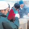 Das Foto der japanischen Hilfsorganisation JEN zeigt eine Essensversorgung von Tsunami-Opfern. Die Kauferinger Organisation LandsAid unterstützt JEN.