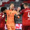 Abklatschen mit einem „Eckpfeiler“, der nicht mehr lange ein Mitspieler im Verein sein wird: Bayerns Kapitän Manuel Neuer beklagte nach Spielende den Abgang von Innenverteidiger Niklas Süle (rechts) zum Saisonende. 	
