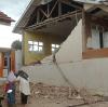 Beschädigtes Haus in Cianjur. Ein Beben der Stärke 5,6 erschütterte am Montag die indonesische Insel Java.