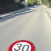 Seit dieser Woche sind zusätzliche Hinweise zur Geschwindigkeitsbegrenzung auf der Iglinger Straße angebracht.  