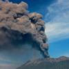 Der Vulkan Raung auf Java spie eine riesige Aschewolke. Das hatte Auswirkungen auf den Flugbetrieb - auch auf Bali. 