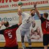 Das Handballderby der Bezirksoberliga: Dasing (weiß, hier Mirco Scheunig) gegen Aichach gewannen die Gäste nur knapp mit 27:25.  
