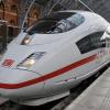 Dass ein Zug Verspätung hat, kennen Bahnkunden. Die Bahn selbst aber wartet nun schon ein Jahr auf 16 neue ICE-Züge von Siemens. Und jetzt verzögert sich die Auslieferung weiter - Ankunft offen. 