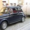 Auch dieser Fiat 500 war in Pöttmes zu sehen. Die Familie Fink nimmt ihr „Schmuckstück“ sogar mit in den Urlaub. Hinten dran hängt der Piccolino, ein Mini-Wohnwagen-Nachbau. 