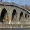 Auch Deutschland hat ein Meisterwerk zu bieten: Die Steinerne Brücke in Regensburg wurde im 12. Jahrhundert gebaut und gilt als die bekannteste Brücke in der Bundesrepublik.