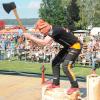 Beim Lumberjack-Cup in Rennertshofen griffen auch Frauen zu grobem Gerät: Beim Damen-Cup galt es, ein Stammstück mit der Axt zu durchtrennen. Im Bild die Vorjahressiegerin Alrun Uebing. 