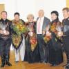 Ein ergreifendes Konzert zugunsten der Tschernobyl-Hilfe fand in Pöttmes statt: Bürgermeister Franz Schindele (Mitte) und Heidi Bentele (Dritte von links) inmitten der Sängerinnen und Sänger aus Gomel. 
