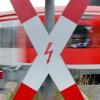 An einem Bahnübergang in Schongau ist es am Montag beinahe zu einer Kollision zwischen einem Zug und einem Lkw gekommen.