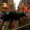 Teilnehmer der Stierhatz laufen vor Stieren durch die Gassen von Pamplona. In diesem Jahr gab es 31 Verletzte.