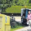 Für die Sanierung befestigter Wirtschaftswege gibt die Gemeinde Hollenbach in diesem Jahr über 120000 Euro aus. Hier informierte sich Bürgermeister Hans Riß über den Stand der Arbeiten am Rindermoosgraben. 