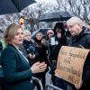 Landwirtschaftsministerin Julia Klöckner diskutiert mit den Demonstranten.