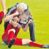 Grenzenlose Freude herrschte beim FC Affing, der nach vier Unentschieden in den Relegationsspielen den Aufstieg von der Bezirksoberliga in die Bayernliga schaffte. Hier wird Tobias Jorsch geherzt. 