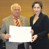 Ewald Bruche mit Staatsministerin Christine Haderthauer, die ihm gestern das Verdienstkreuz der Bundesrepublik verliehen hat.  