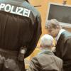 Der Angeklagte Raimund M. (M) spricht im Schwurgerichtssaal des Landgerichts Augsburg (Bayern) mit seinem Verteidiger Werner Ruisinger. 