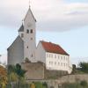 Hoch über dem Unterdorf in Diemantstein und über dem Talgrund der Kessel ragen die Kirche und der Pfarrhof auf. Sie sind bis heute umgeben von den Grundmauern der einstigen Burgfeste.