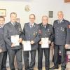 Ehrungen in Tagmersheim: (von links) Bürgermeister Georg Schnell, Kreisbrandmeister Martin Auernhammer, Thomas Koch, Werner Köpf, Simon Ferber, Kommandant Albert Riedelsheimer und Vorsitzender Torsten Sommer.  	