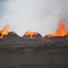 Lava spritzt am 31. August aus den Rissen am Boden nach dem Ausbruch des Vulkans Bárdarbunga.