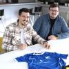 Die Tinte ist trocken: Felix Hörger bei der Vertragsunterzeichnung mit Erdem Kesmer, dem sportlichen Leiter des TSV Neu-Ulm. Foto: Florian Reitenbach