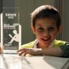 Beim „Kindle Storyteller Kids“-Wettbewerb von Amazon holte Lukas Koch für die Königsbrunner Christopherus-Schule den ersten Platz. Lukas freut sich sichtlich über seine Trophäe.