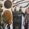 Mit alten Krügen hat alles begonnen. Inzwischen sammelt Adolf Meier aus Vöhringen seit 50 Jahren Antiquitäten. Viele hat er bei Versteigerungen ergattert, andere zufällig auf Flohmärkten entdeckt.  	