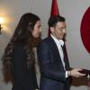 Recep Tayyip Erdogan nimmt nach Angaben des türkischen Präsidialamtes eine Einladungskarte für die Hochzeit von Mesut Özil und seiner Verlobten Amine Gülse entgegen. 