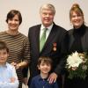 Im Beisein seiner beiden Töchter Lisa und Tina sowie den Enkelsöhnen Lenni und Johann erhielt Hans Horst Fröhlich gestern die Verdienstmedaille des Verdienstordens der Bundesrepublik Deutschland. 