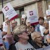 In Warschau protestieren Demonstranten gegen die Entscheidung der Regierung, an der Reform zur Zwangspensionierung von Richtern festzuhalten.