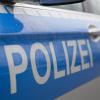 Ein Mann hat in Augsburg Straßenbahnen mehrere Mädchen bedrängt, berichtet die Polizei.