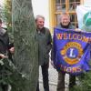 Der Lions Club verkauft wieder Christbäume beim Weihnachtsmarkt. Das Bild zeigt (v. l.) Gernot Baur, Uli Wolff und Xaver Fackler. 	