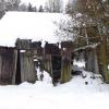Eine alte verschneite Scheune entdeckt bei einem Winterspaziergang im Wald von Turn und Taxis in Duttenstein.