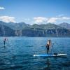 Der Gardasee mit Blick auf das steile Westufer: Bei einer mehrtägigen Entdeckertour lassen sich der See und die Landschaft ringsum via Stand Up Paddling erkunden. 