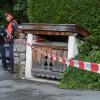 Zwei Polizisten bewachen den abgesperrten Tatort in Kitzbühel.