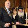 Der Augsburger Friedenspreis 2011 ist an den Kopten-Papst Shenouda III in Vertretung durch Generalbischof  S.H. Bischof Anba Damian (Mitte) verliehen worden. Die Laudatio hielt Bischof Wolfgang Huber.