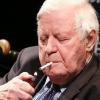 Helmut Schmidt wird wohl auch in Zukunft Zigaretten rauchen.