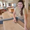 Lena Hohneker arbeitet in der Möbelschreinerei Wiest in Altenstadt. Sie findet die vielen Bearbeitungsmöglichkeiten bei Holzoberflächen spannend.  	